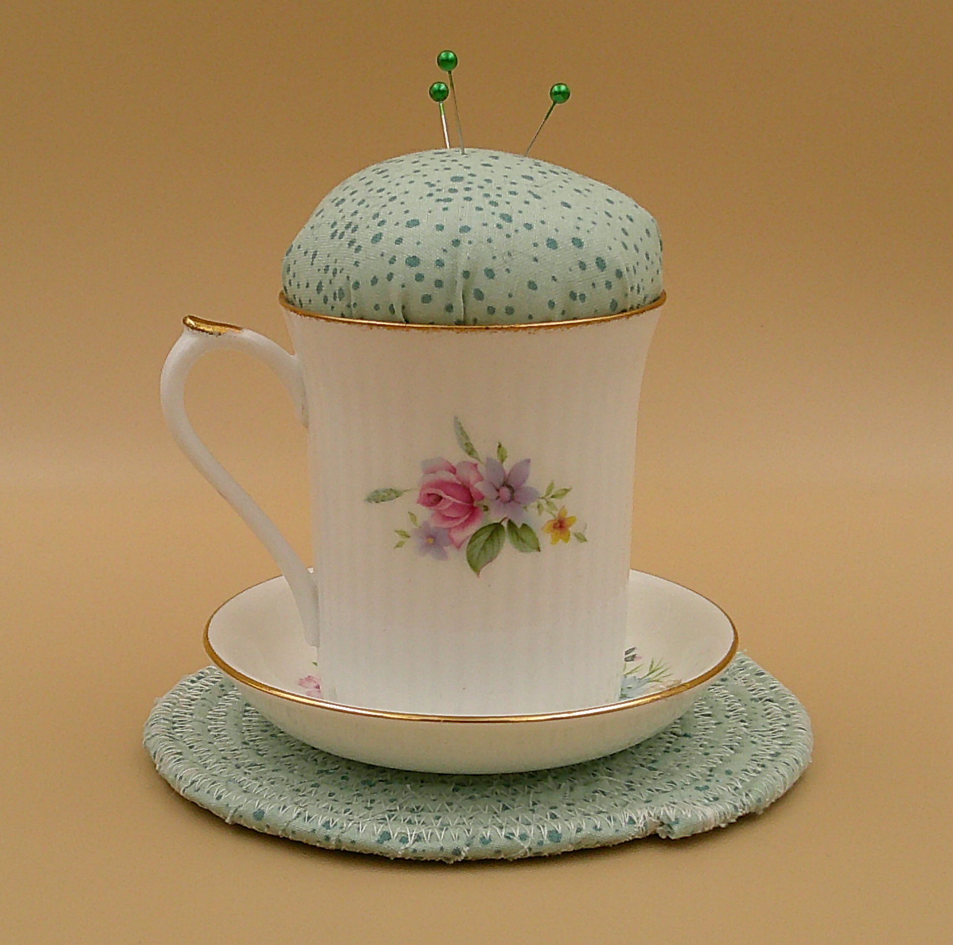 This shows the backside of the cup with the handle on the left. This shows the backside of the cup with the handle on the left.